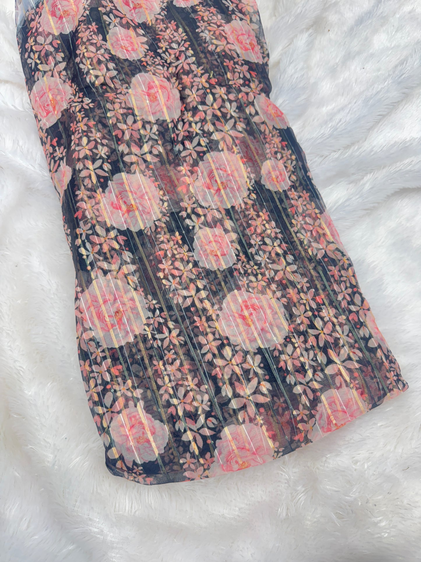 🥰Printed organza fabric 👗features a delicate floral print in a beautiful 🥹 44inch width