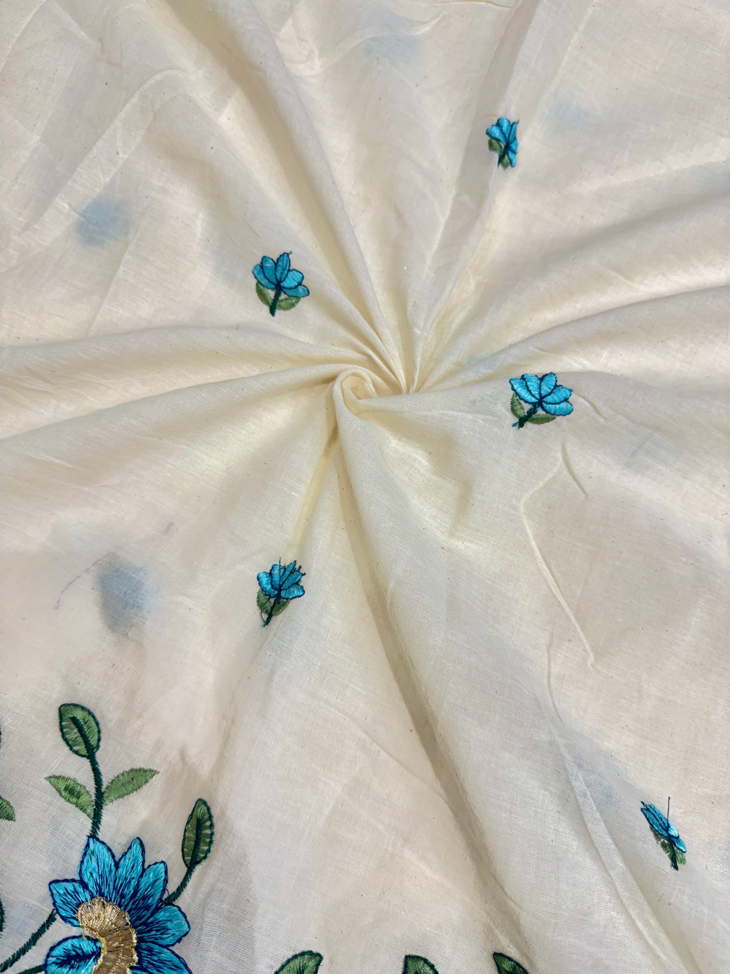 Kora cotton with beautiful border thread 🧵 embroidery, 💐🌸flower design 44-45width (dyble )✅