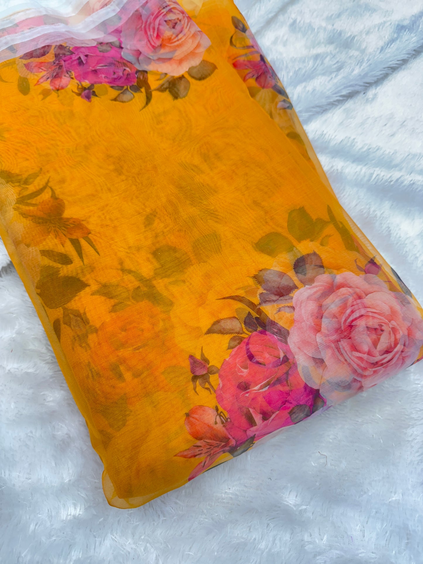 🥰Printed organza fabric 👗features a delicate floral print in a beautiful 🥹 44inch width