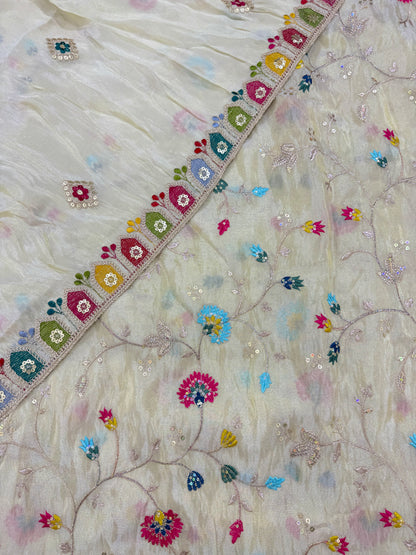 قماش فيسكوز تيسيه أنيق مطرز بتصميم متعدد الألوان وزركشة بالترتر - ملابس مصممة فاخرة بعرض 44-45 بوصة