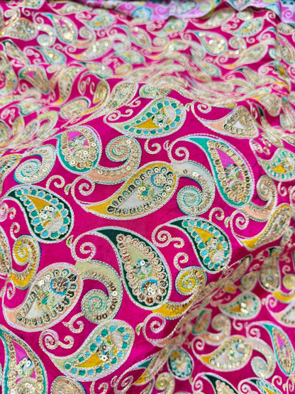 👗CRÈPE NATUREL DE LUXE, IMPRIMÉ FLEURI, BRODERIE AVEC PAPILLOTTES, LARGEUR 44 POUSSES