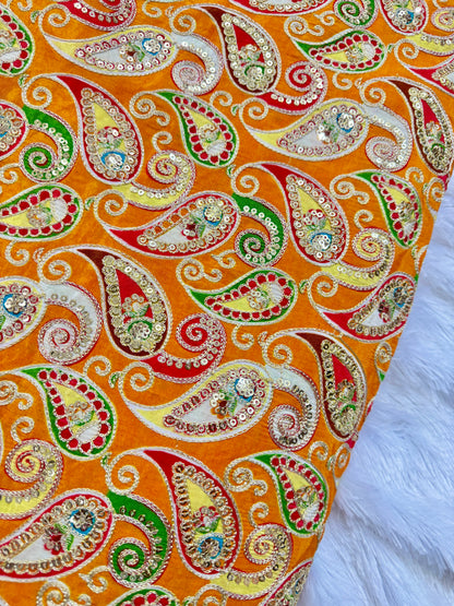 👗CRÈPE NATUREL DE LUXE, IMPRIMÉ FLEURI, BRODERIE AVEC PAPILLOTTES, LARGEUR 44 POUSSES