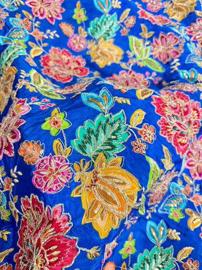 👗نسيج كريب فاخر طبيعي مطبوع بنقشة زهور مطرزة مع ترتر، عرض 44 بوصة، أزرق
