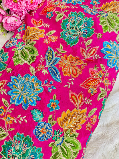 👗CRÈPE NATUREL DE LUXE, IMPRIMÉ FLEURI, BRODERIE AVEC PAPILLOTTES, LARGEUR 44 POUSSES