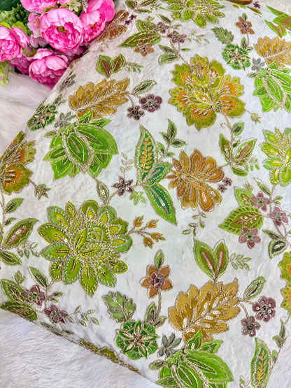 👗نسيج كريب طبيعي فاخر مطبوع بنقشة زهور مطرزة مع ترتر، عرض 44 بوصة، أخضر ببغائي مع قاعدة بيضاء