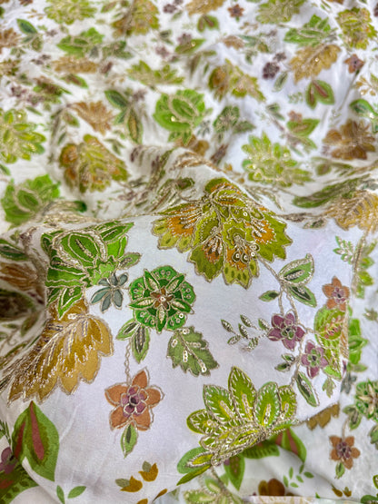 👗نسيج كريب طبيعي فاخر مطبوع بنقشة زهور مطرزة مع ترتر، عرض 44 بوصة، أخضر ببغائي مع قاعدة بيضاء