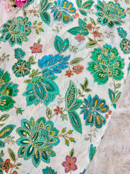 👗CRÈPE NATUREL DE LUXE, IMPRIMÉ FLEURI, BRODERIE AVEC PAPILLOTTES, LARGEUR 44 POUSSES