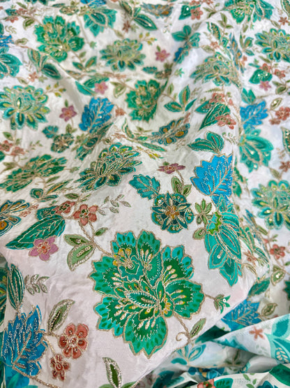 👗CRÈPE NATUREL DE LUXE, IMPRIMÉ FLEURI, BRODERIE AVEC PAPILLOTTES, LARGEUR 44 POUSSES