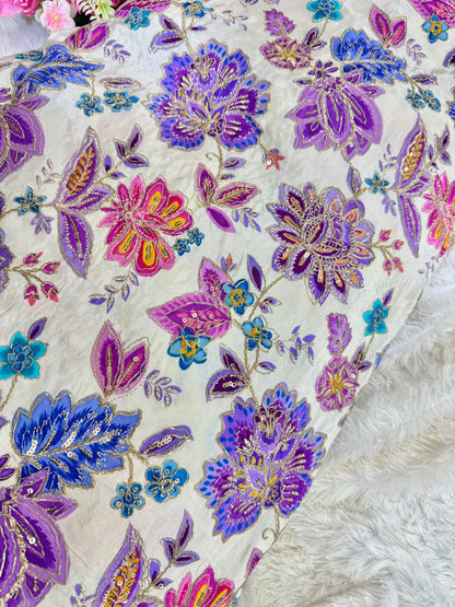 👗CRÈPE NATUREL DE LUXE, IMPRIMÉ FLEURS, BRODERIE AVEC PAPILLONS, LARGEUR 44 POUSSES, LILAS