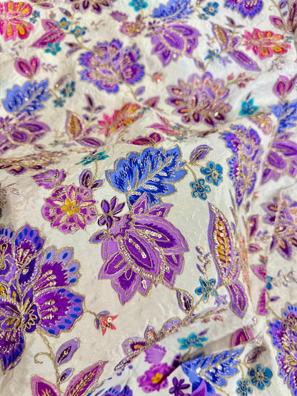 👗CRÈPE NATUREL DE LUXE, IMPRIMÉ FLEURS, BRODERIE AVEC PAPILLONS, LARGEUR 44 POUSSES, LILAS