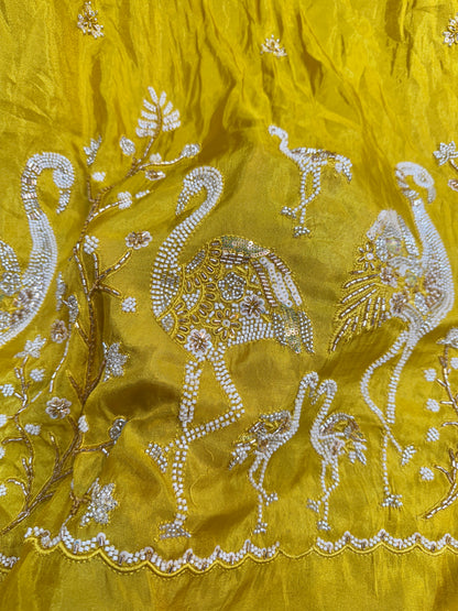 👗🥻نسيج فيسكوز فاخر يدوي الصنع مع تطريز على القماش - تطريز يدوي يدوي على شكل بيع Swan &amp; Floral Motif، عرض 60 بوصة