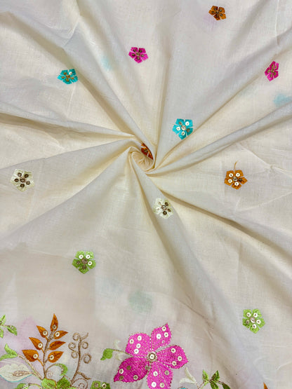 Tissu en coton Kora avec une magnifique broderie 🧵 au bord, motif floral 💐🌸, largeur 44-45 (teintable) ✅